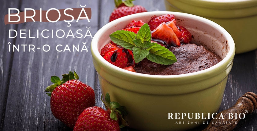 Brioşă delicioasă într-o cană