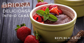 Brioşă delicioasă într-o cană