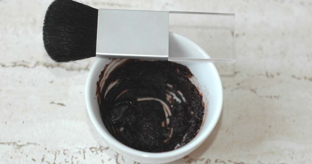 Anti-aging facial mask with virgin organic coconut oil and raw cocoa powder, recipe by Sibel Grigore