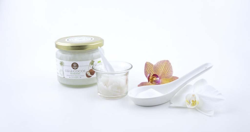 Baking soda and virgin organic coconut oil tooth whitener, simple homemade recipe