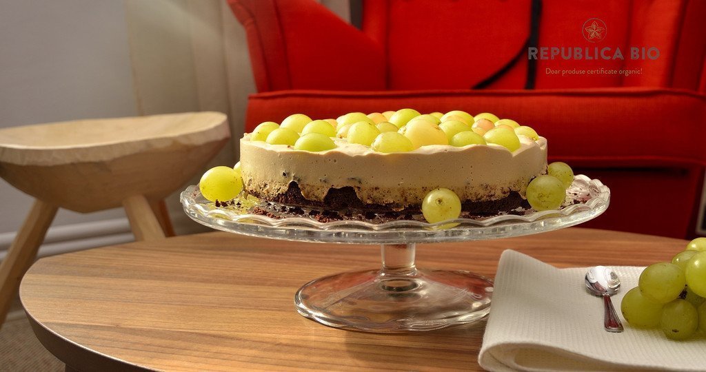 Video: Tort cu cremă de brânză proaspătă şi blat de cacao, ornat cu struguri proaspeţi