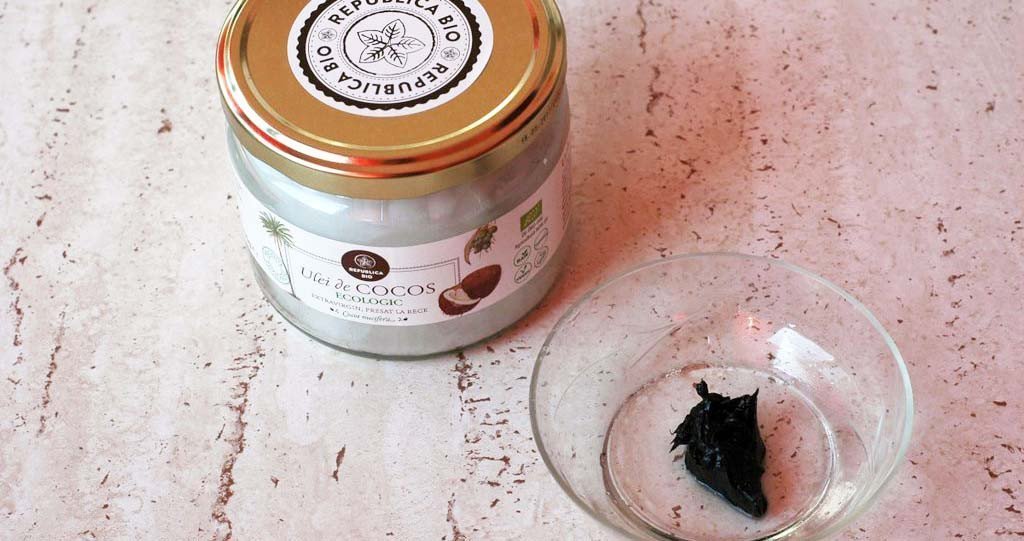 Hydrating mask with spirulina powder and virgin organic coconut oil, recipe by Sibel Grigore