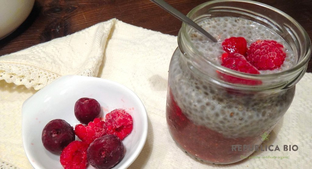 Budincă raw vegană de chia cu cocos și fructe de pădure, în straturi