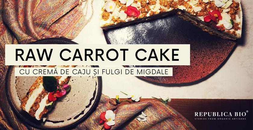Raw Carrot Cake cu cremă de caju și fulgi de migdale