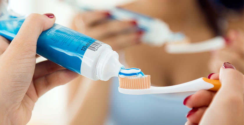 Tu îţi otrăveşti copilul la fiecare spălare pe dinţi?