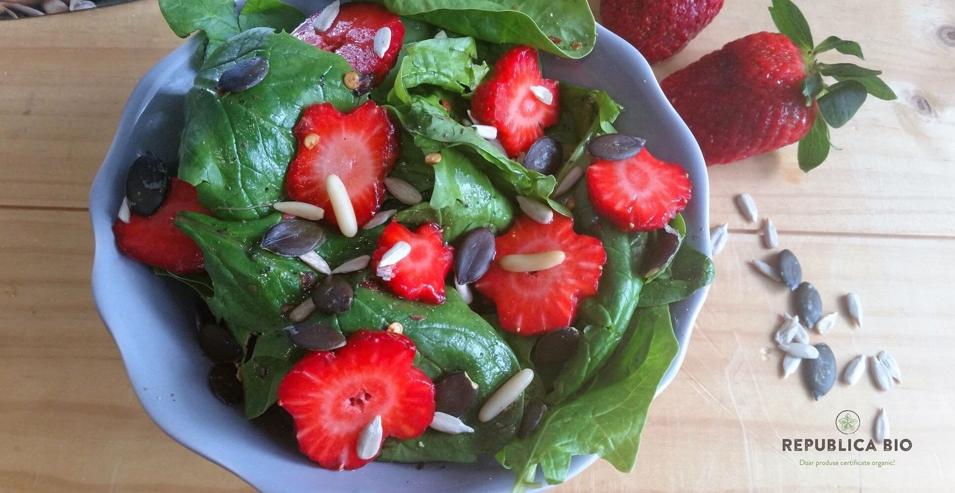 Salată imunizantă cu spanac tânăr, căpșuni ...și puțin chilli!