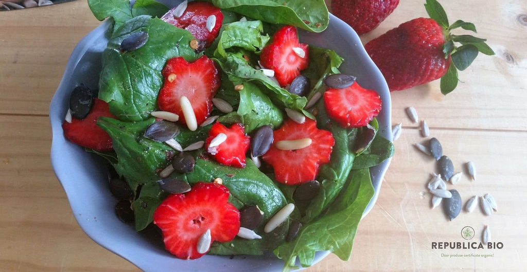 Salată imunizantă cu spanac tânăr, căpșuni ...și puțin chilli!