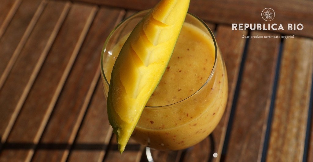 Fresh tropical pentru o toamnă fără griji, cu kale, lapte de cocos, mango şi pulbere de acerola