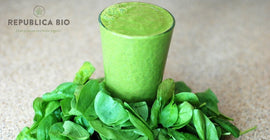 Fresh dulce acrişor pentru zilele reci și ploioase, cu banană, spanac, limetă şi iarbă de orz