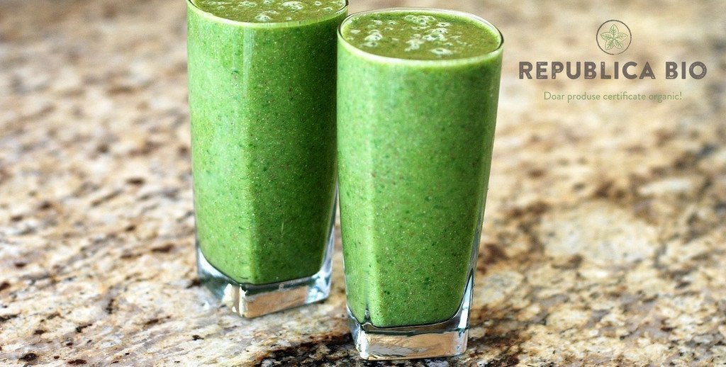 Fresh verde superprotector cu pară, ţelină, kale şi iarbă de grâu