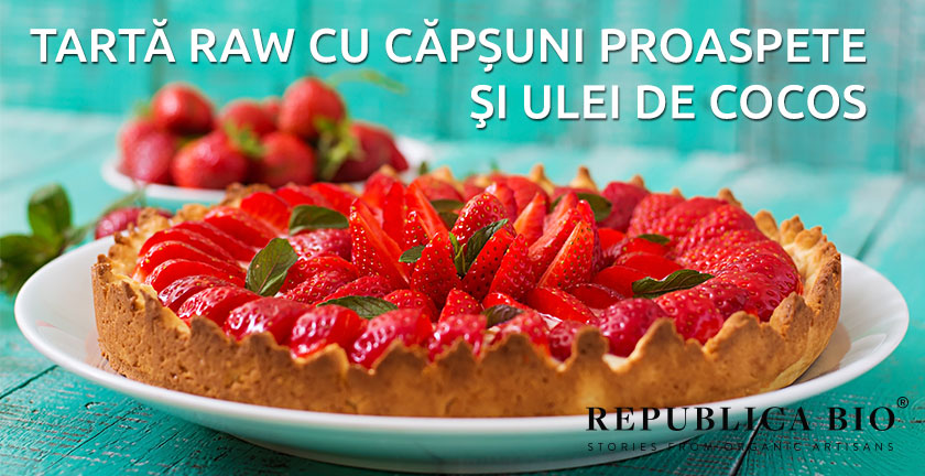 Tartă raw cu căpșuni proaspete şi ulei de cocos